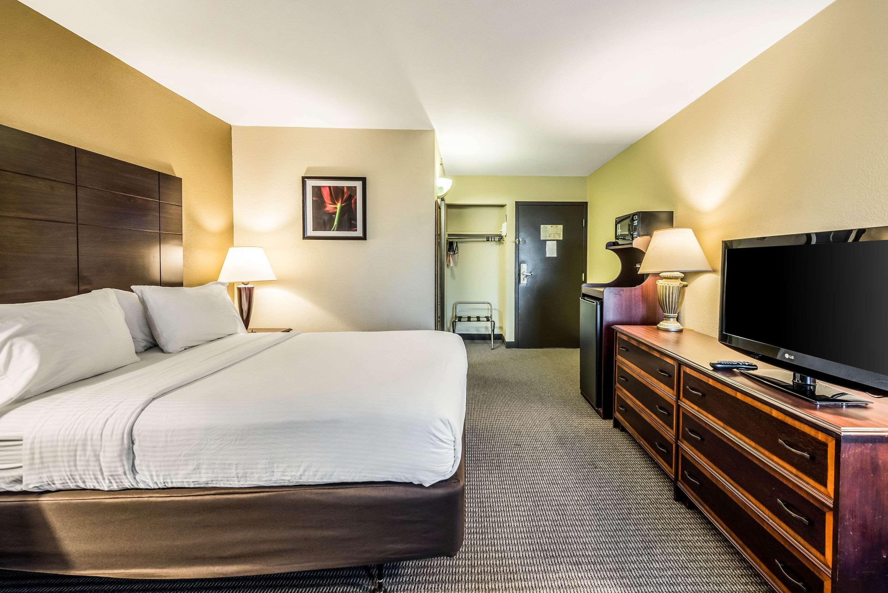 Clarion Hotel Cincinnati North Шарънвил Екстериор снимка