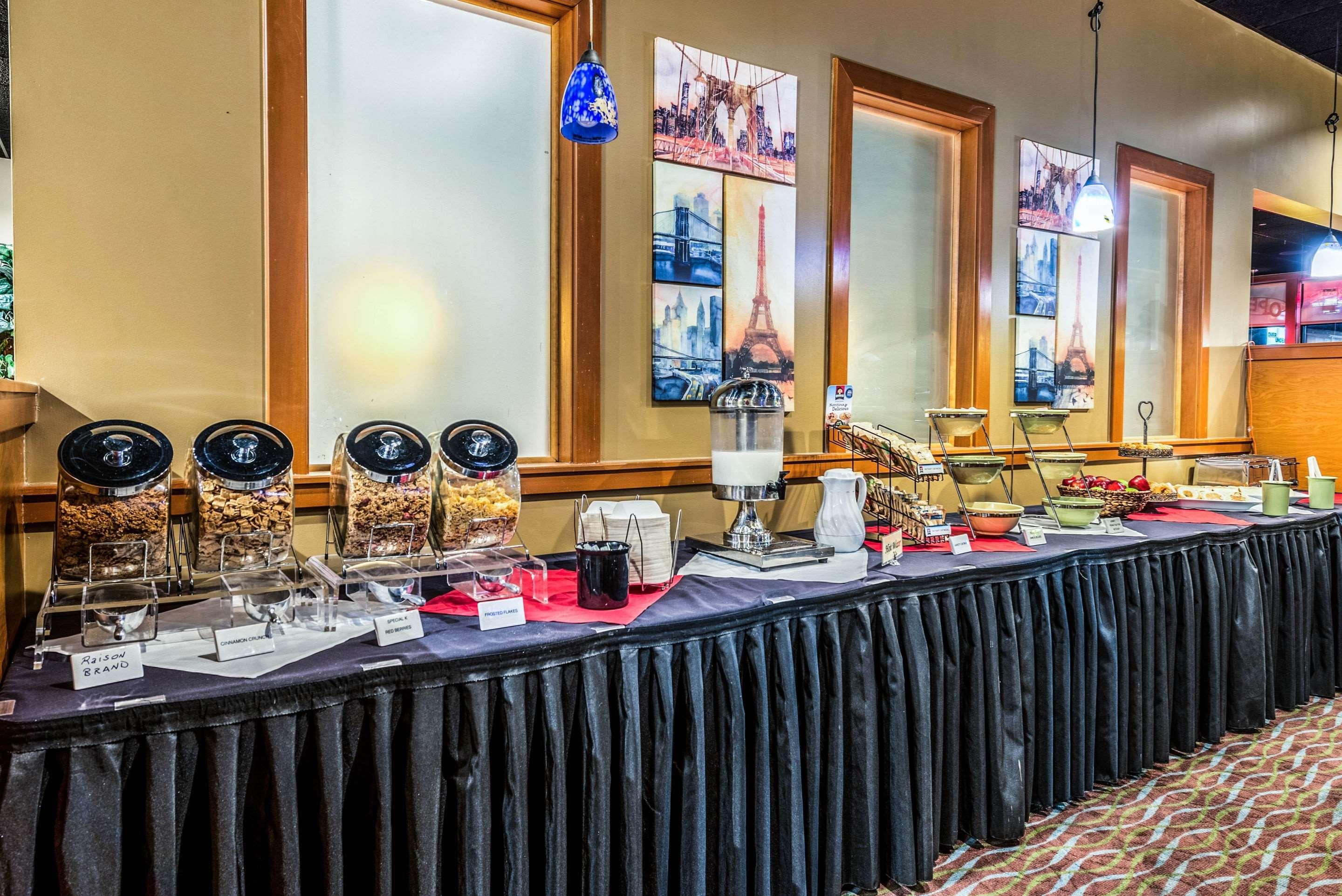 Clarion Hotel Cincinnati North Шарънвил Екстериор снимка
