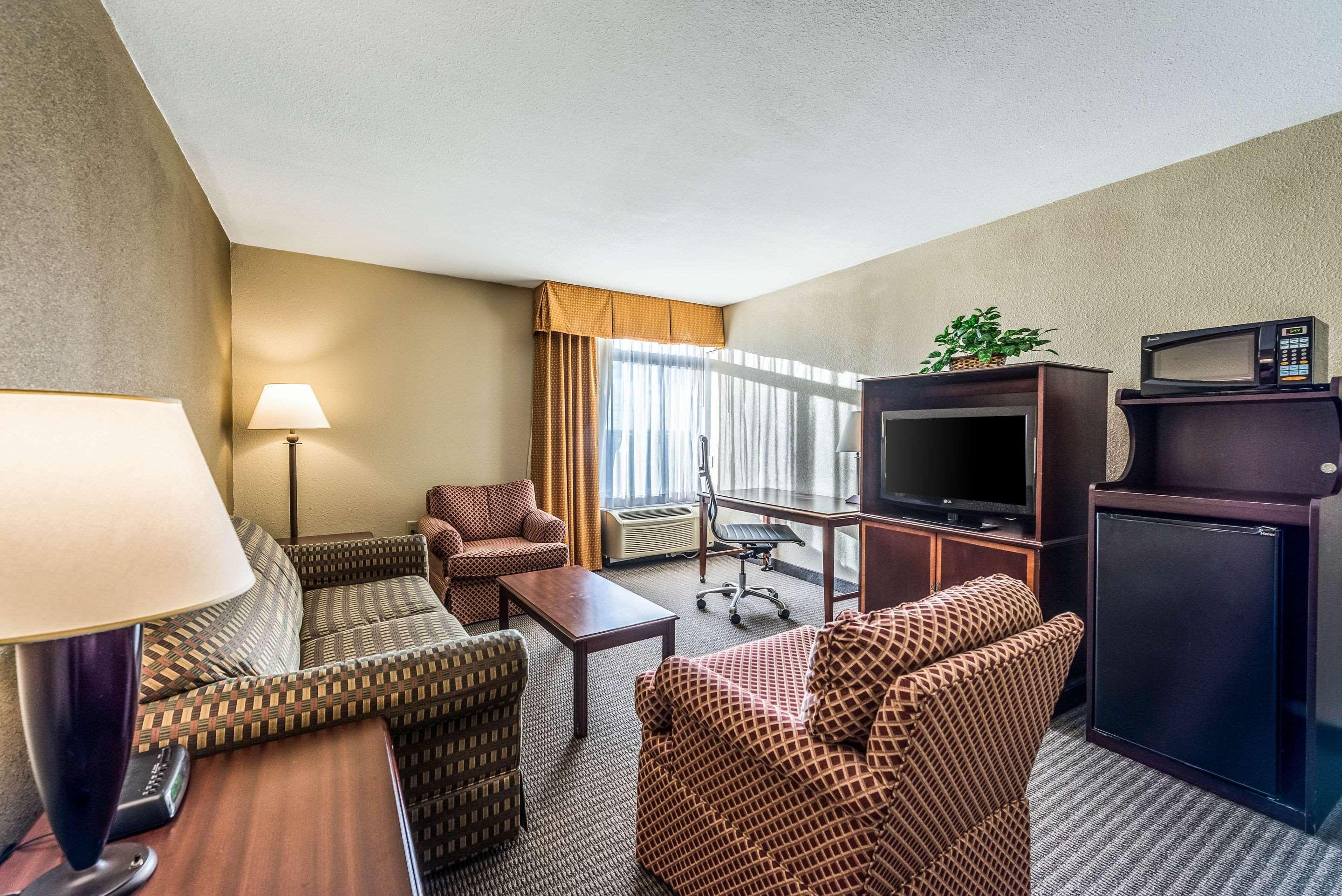 Clarion Hotel Cincinnati North Шарънвил Екстериор снимка