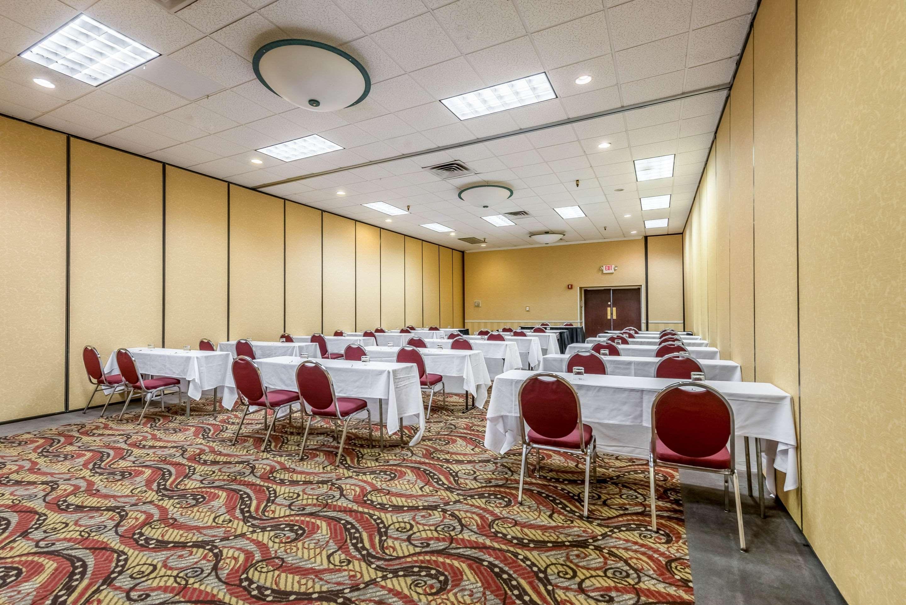 Clarion Hotel Cincinnati North Шарънвил Екстериор снимка