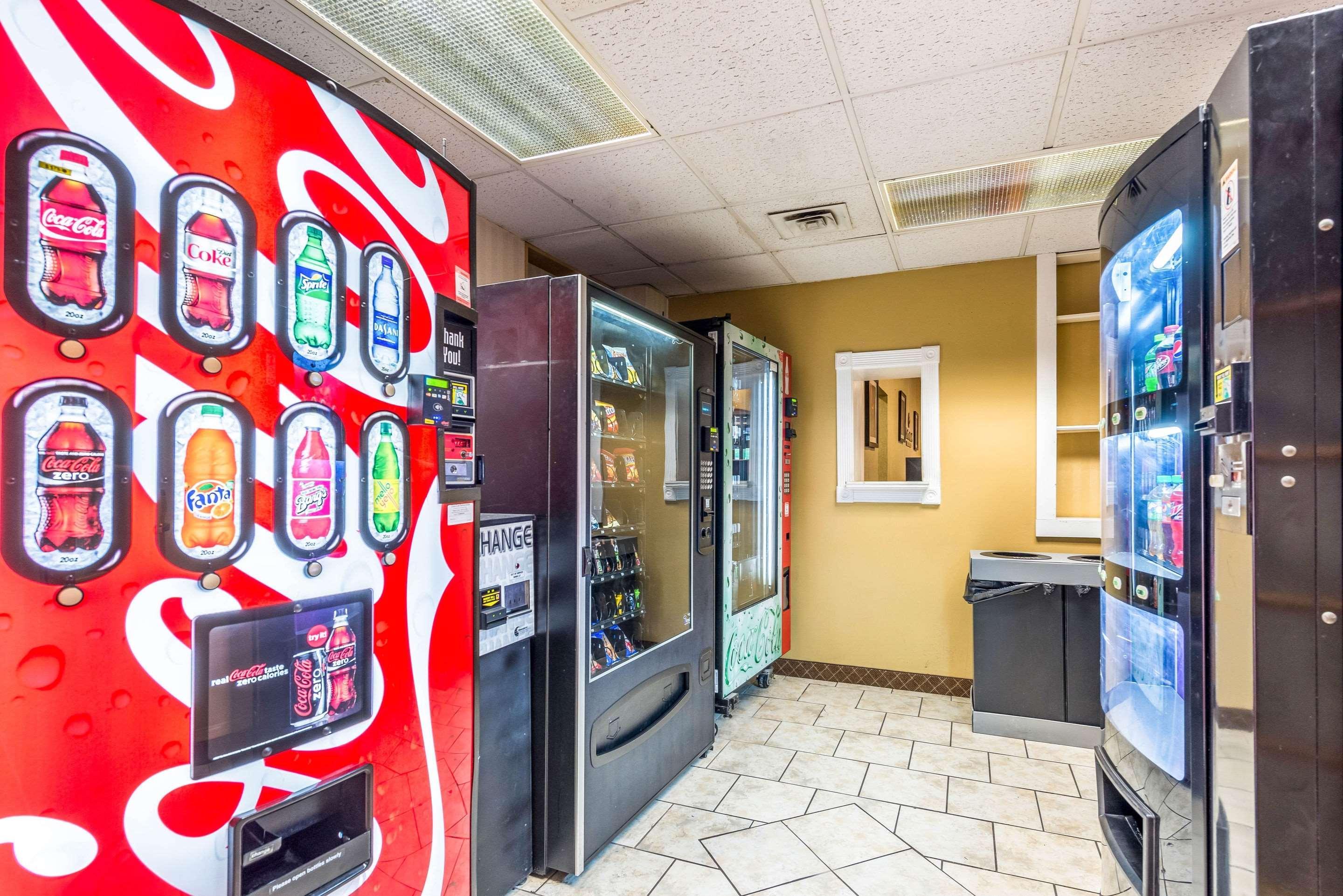 Clarion Hotel Cincinnati North Шарънвил Екстериор снимка