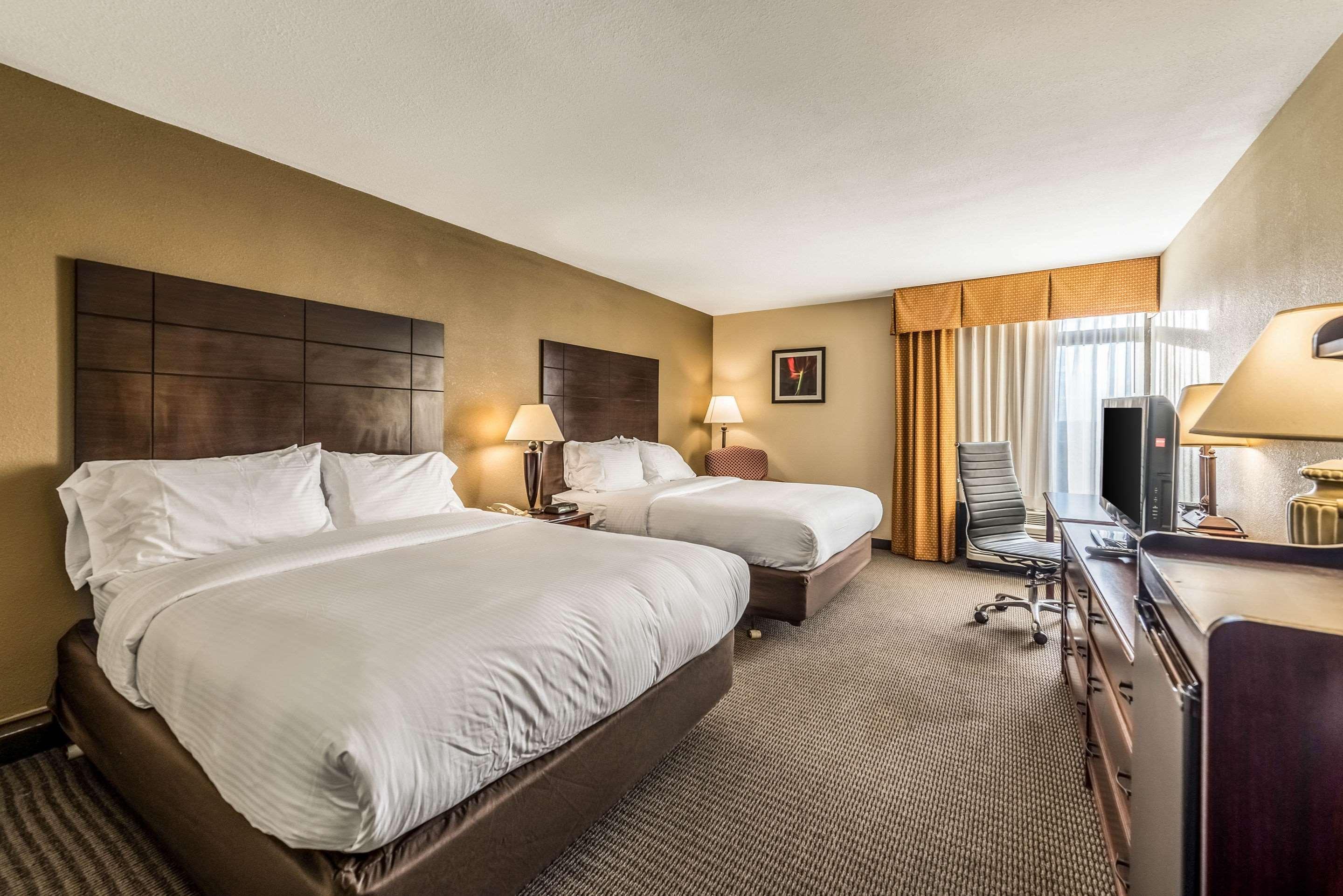 Clarion Hotel Cincinnati North Шарънвил Екстериор снимка