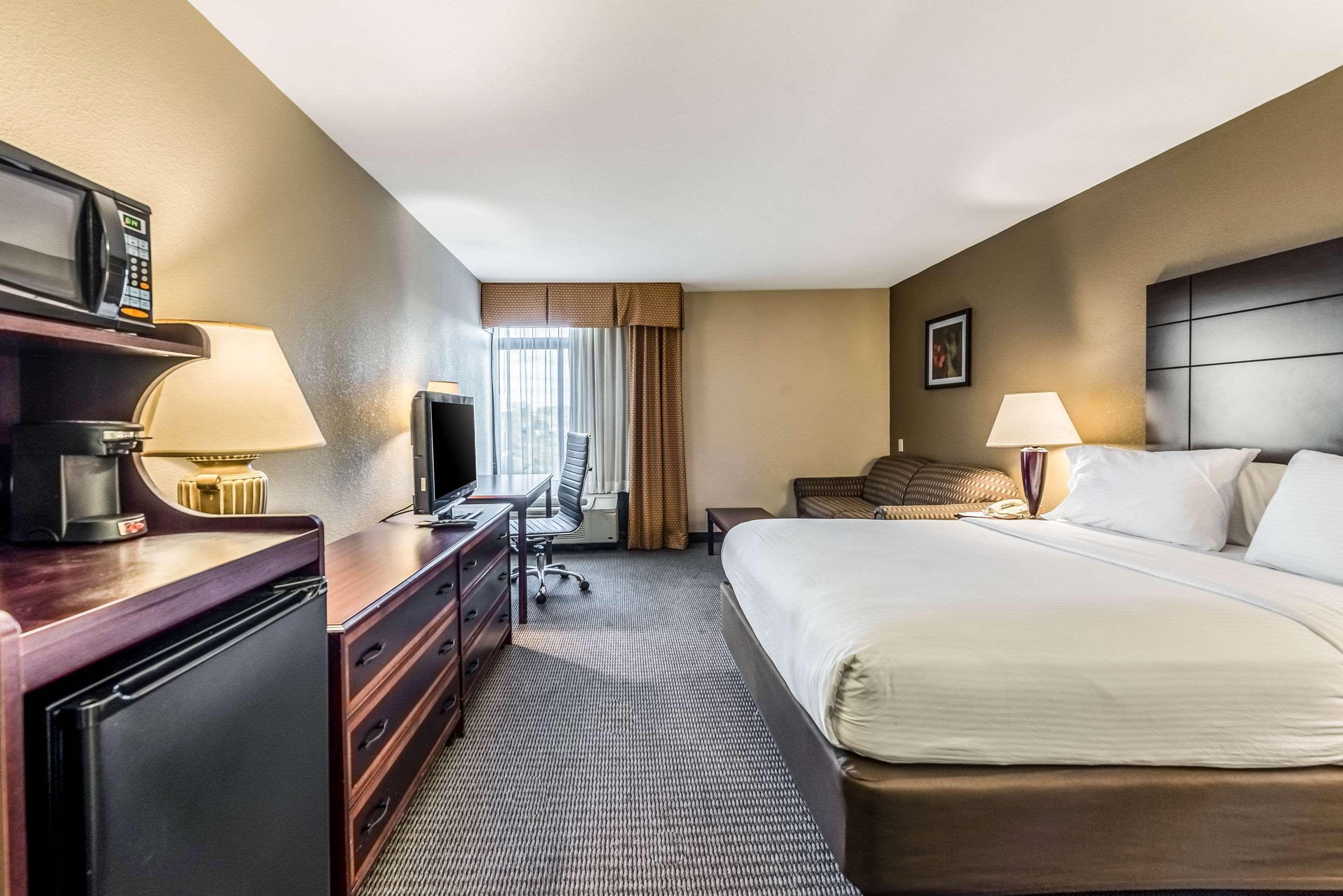 Clarion Hotel Cincinnati North Шарънвил Екстериор снимка