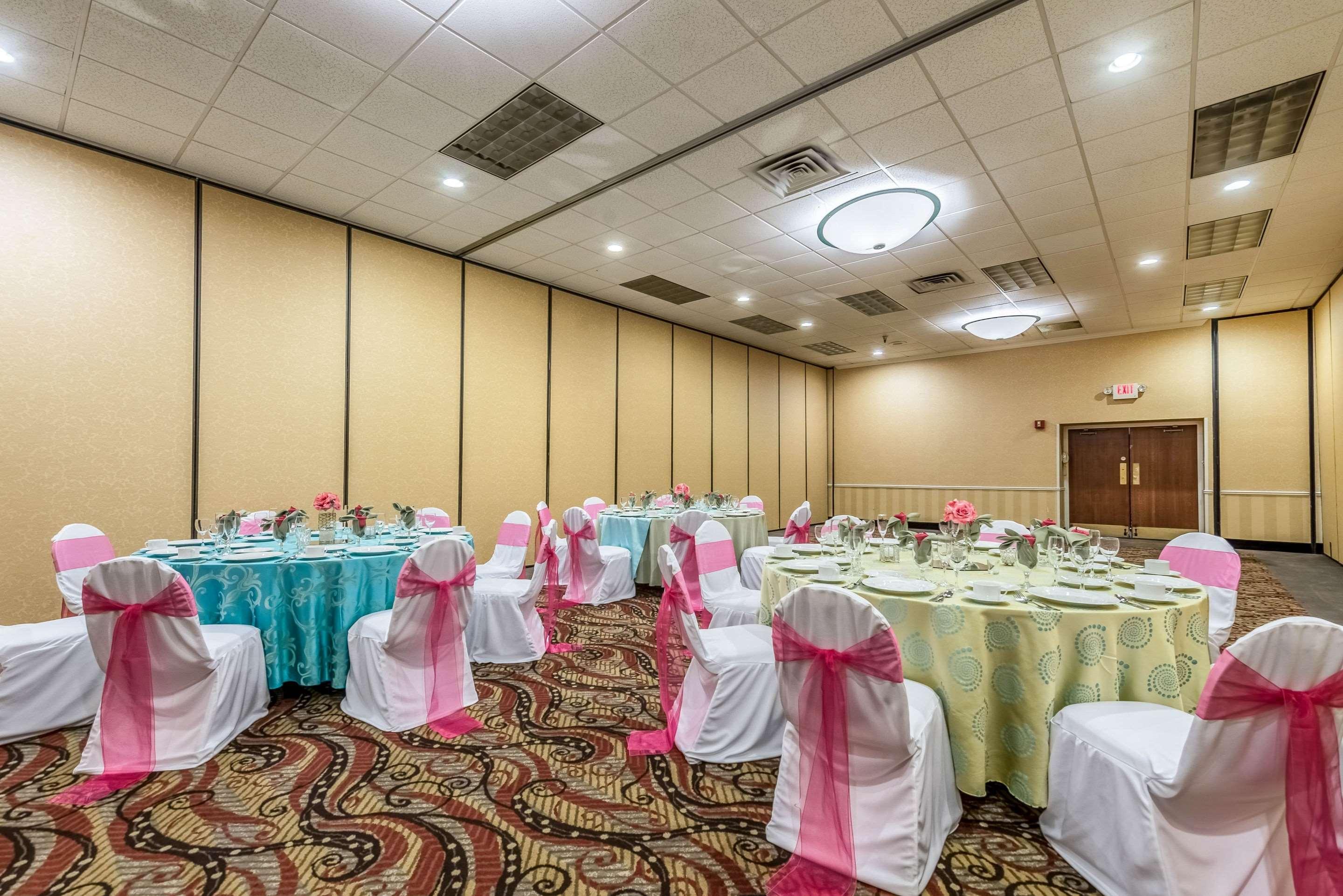 Clarion Hotel Cincinnati North Шарънвил Екстериор снимка