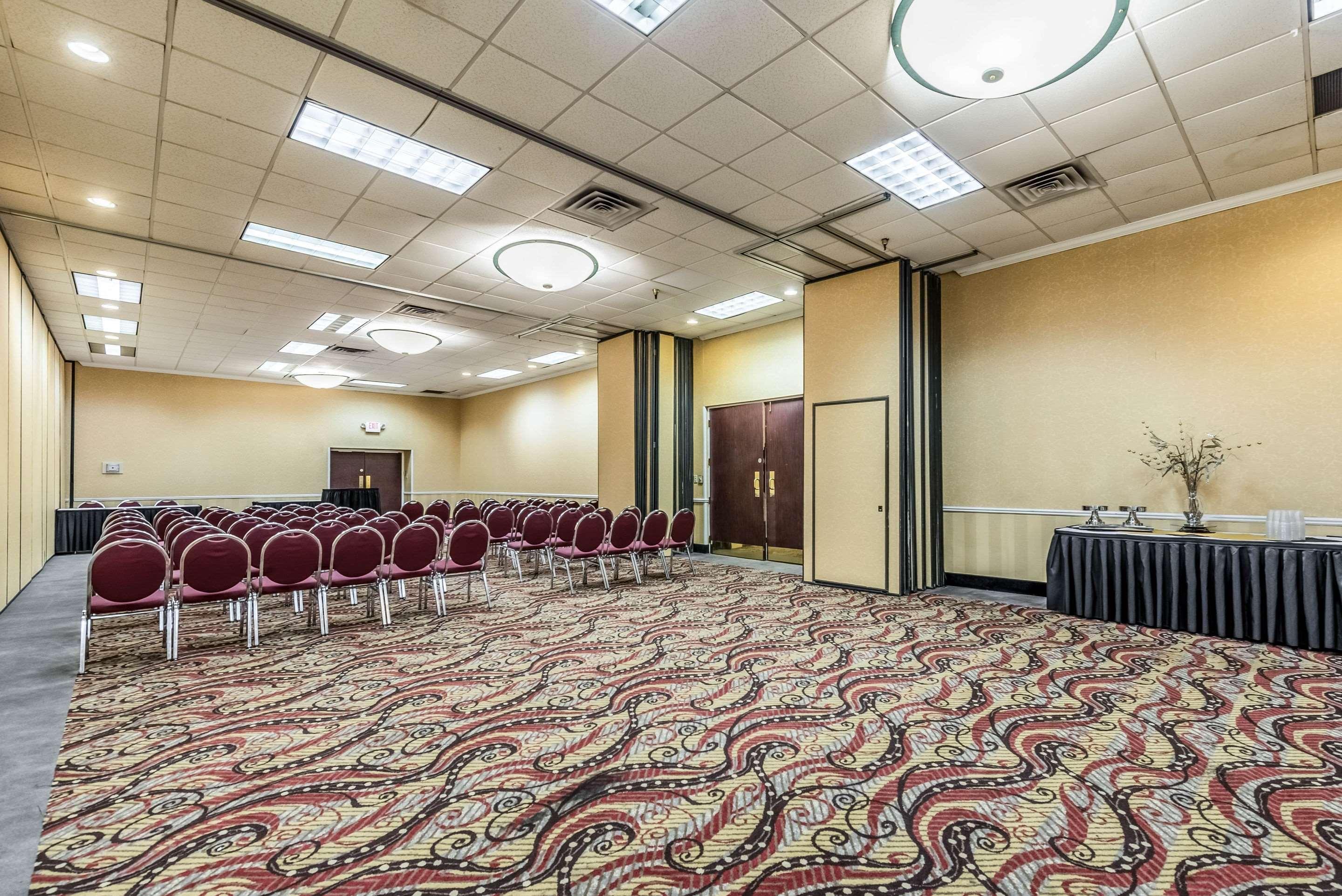 Clarion Hotel Cincinnati North Шарънвил Екстериор снимка