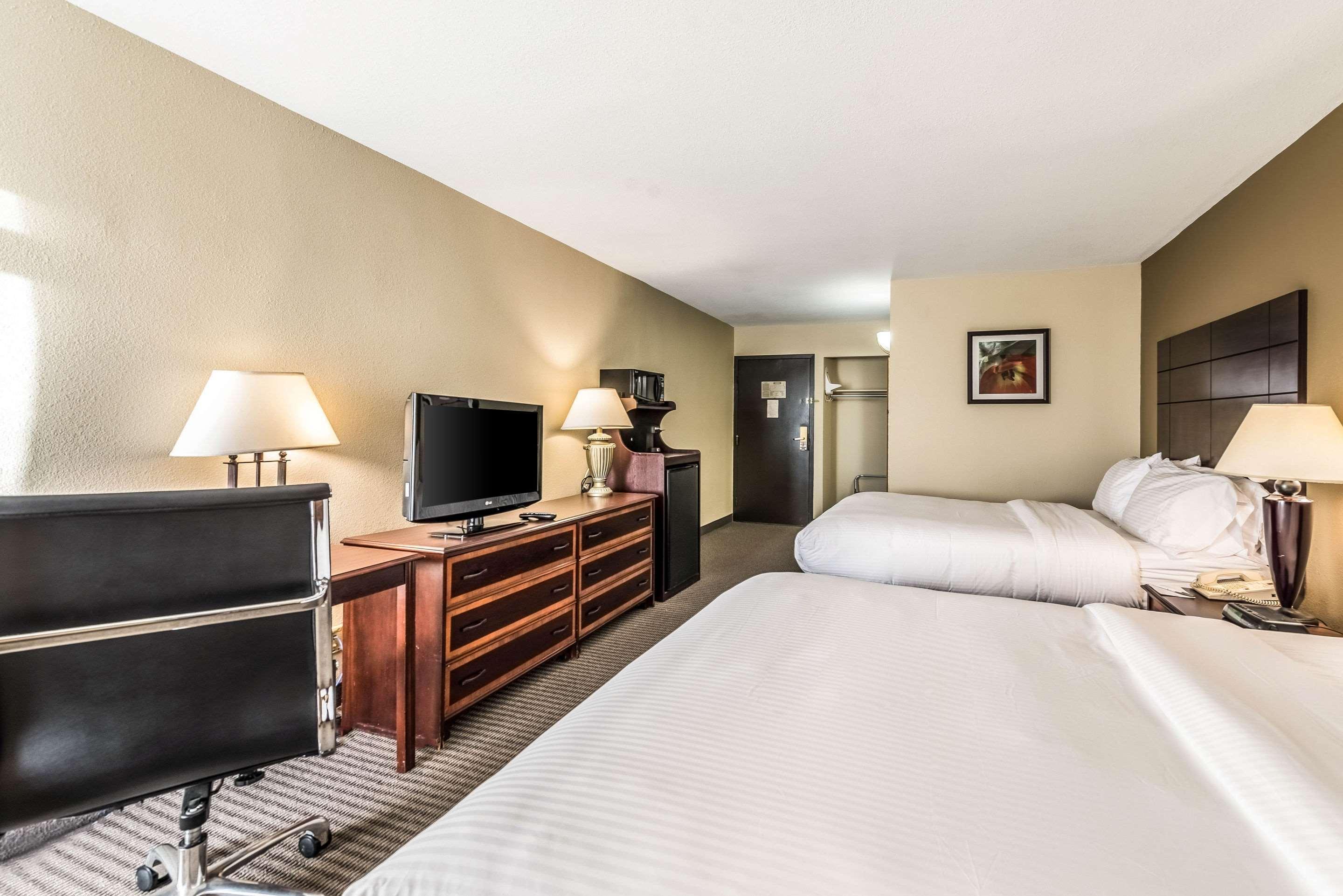 Clarion Hotel Cincinnati North Шарънвил Екстериор снимка