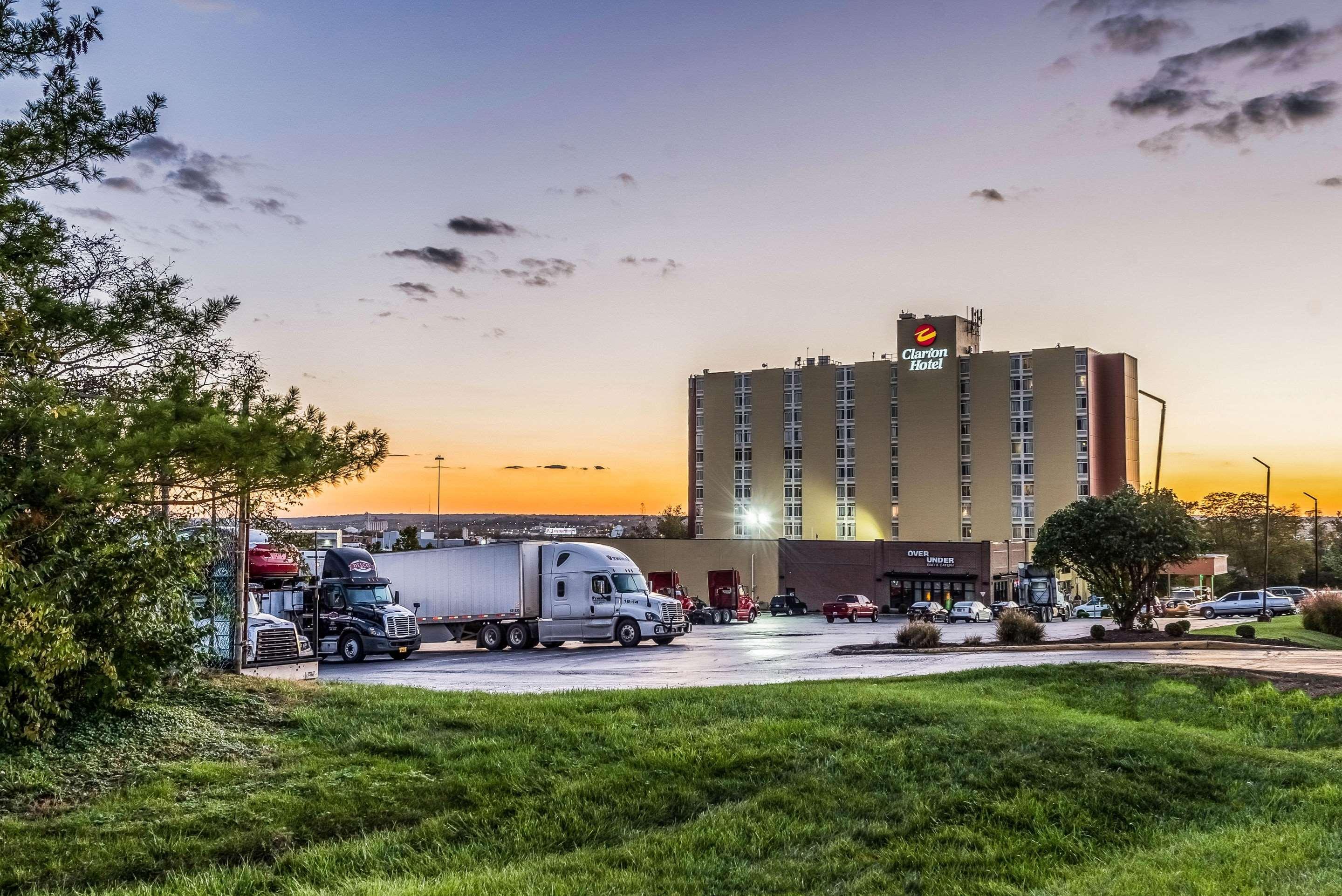 Clarion Hotel Cincinnati North Шарънвил Екстериор снимка
