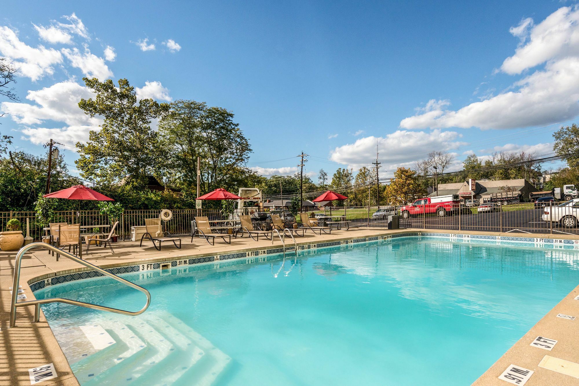 Clarion Hotel Cincinnati North Шарънвил Екстериор снимка